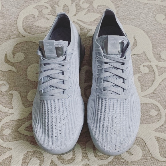Nike Air VaporMax Flyknit in Platinum - Picture 4 of 10